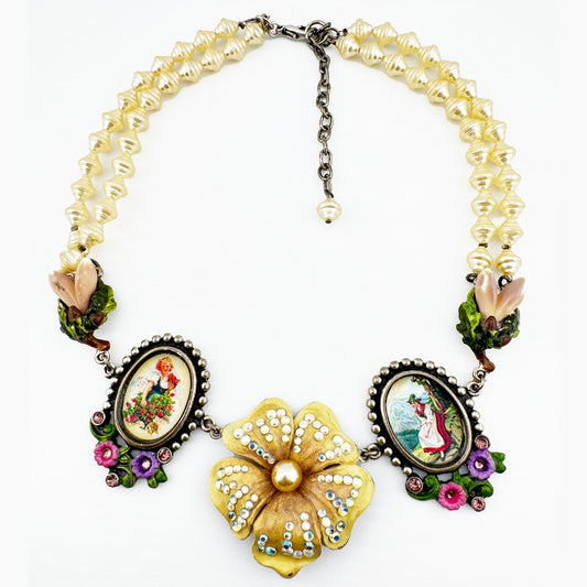 Kette mit Strassblüte und Bildchen