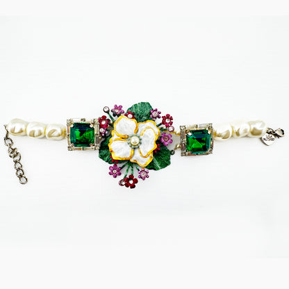 Perlenarmband mit Blumenbouquet und Steinen grün