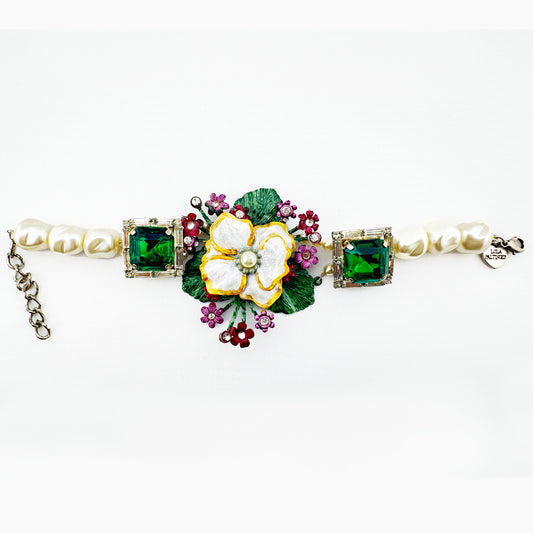 Perlenarmband mit Blumenbouquet und Steinen grün