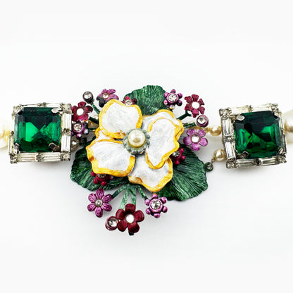 Perlenarmband mit Blumenbouquet und Steinen grün