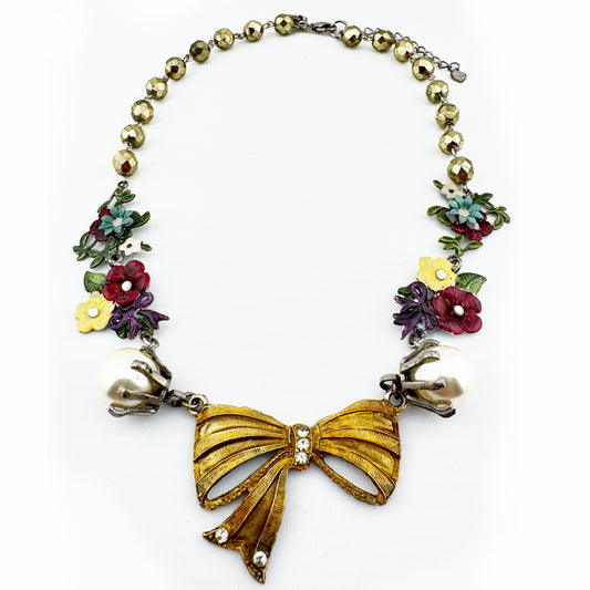 Perlenkette mit Schleifen und Blumen