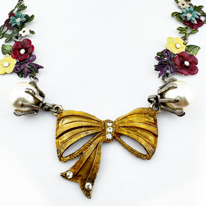 Perlenkette mit Schleifen und Blumen